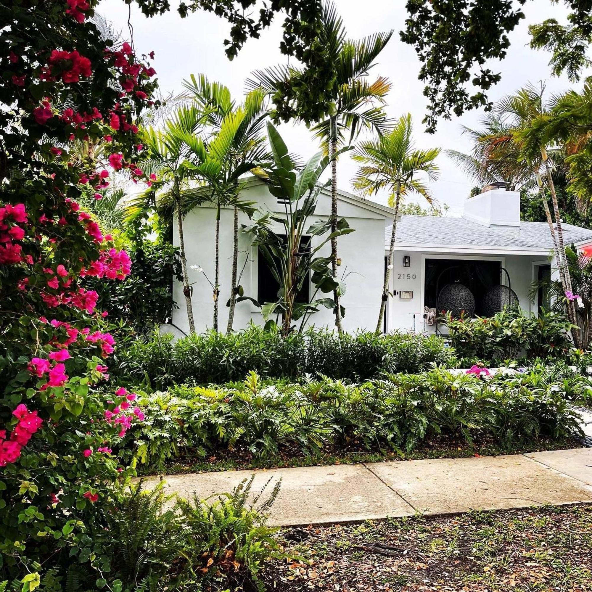 Experience Magic: Tropical Pool Escape Holiday home