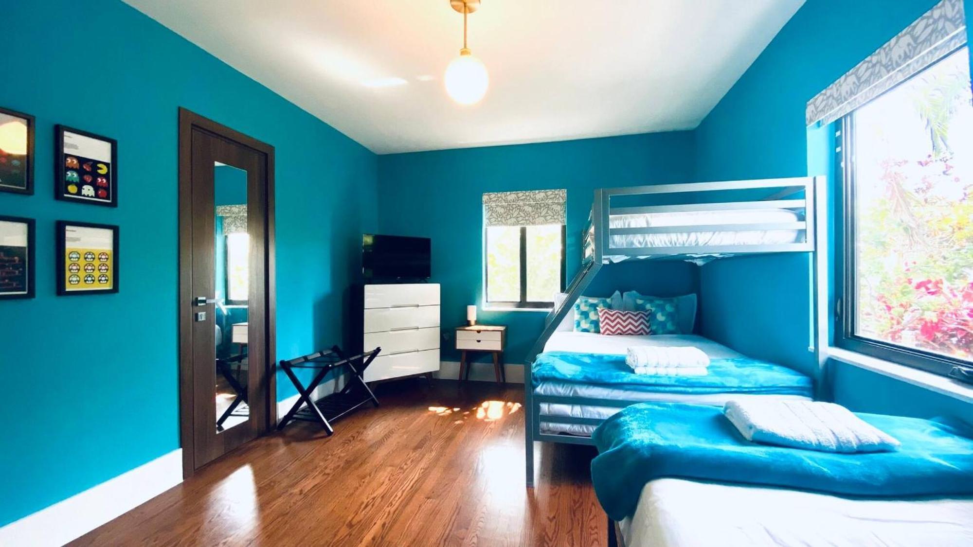 Experience Magic: Tropical Pool Escape Holiday home Miami