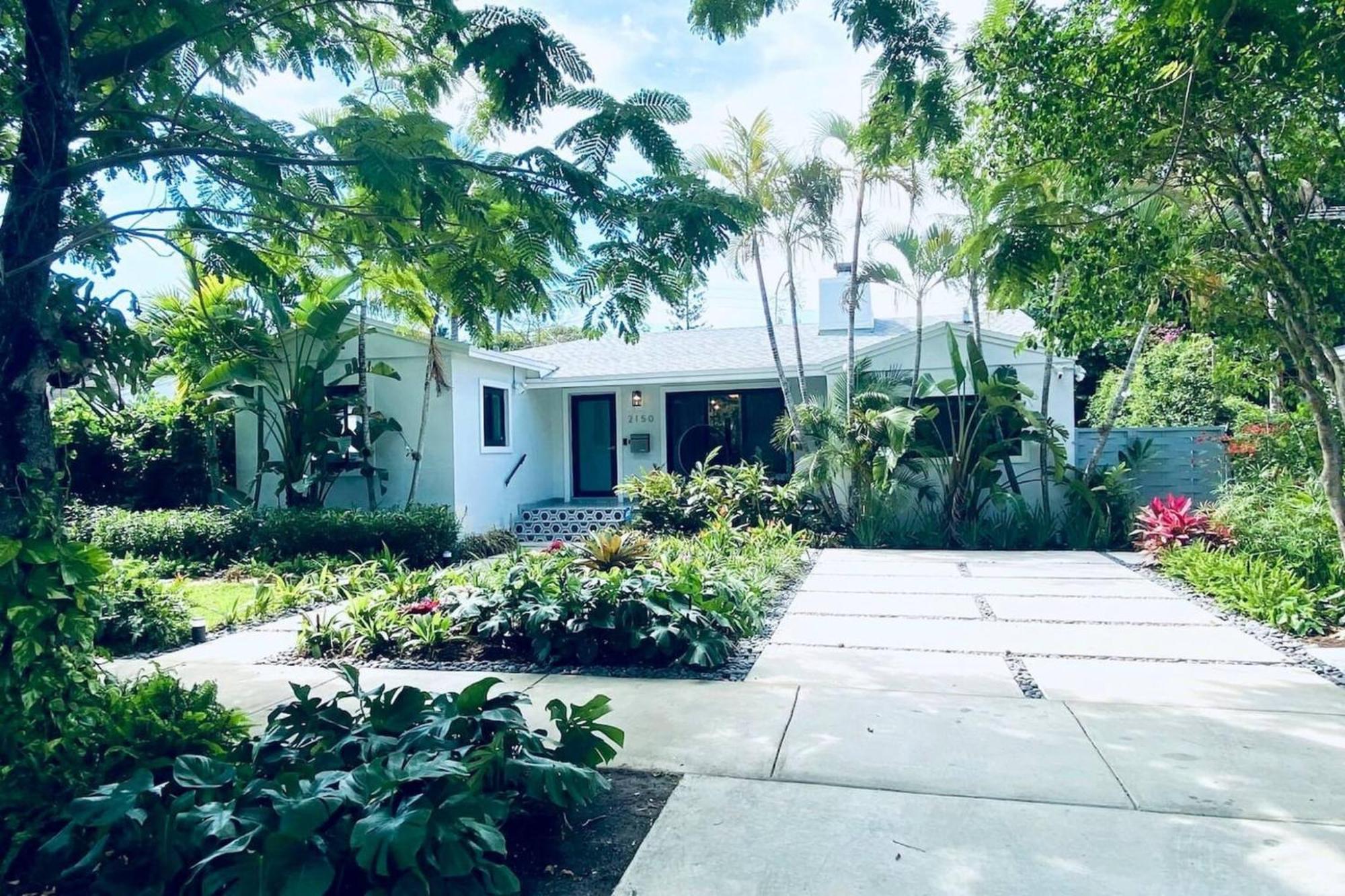 Experience Magic: Tropical Pool Escape *